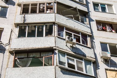 Kharkiv, Ukrayna, 22 Eylül 2024. Rusya 'nın Kharkiv' in Shevchenkivsky ilçesindeki bir yerleşim yerine düzenlediği ve 21 kişinin yaralanmasına ve ciddi hasara yol açan saldırıdan sonra.