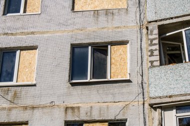Kharkiv, Ukrayna, 22 Eylül 2024. Rusya 'nın Kharkiv' in Shevchenkivsky ilçesindeki bir yerleşim yerine düzenlediği ve 21 kişinin yaralanmasına ve ciddi hasara yol açan saldırıdan sonra.