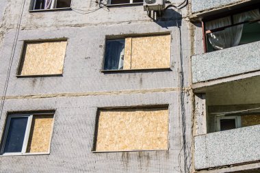 Kharkiv, Ukrayna, 22 Eylül 2024. Rusya 'nın Kharkiv' in Shevchenkivsky ilçesindeki bir yerleşim yerine düzenlediği ve 21 kişinin yaralanmasına ve ciddi hasara yol açan saldırıdan sonra.