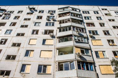 Kharkiv, Ukrayna, 22 Eylül 2024. Rusya 'nın Kharkiv' in Shevchenkivsky ilçesindeki bir yerleşim yerine düzenlediği ve 21 kişinin yaralanmasına ve ciddi hasara yol açan saldırıdan sonra.