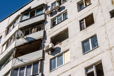 Kharkiv, Ukrayna, 22 Eylül 2024. Rusya 'nın Kharkiv' in Shevchenkivsky ilçesindeki bir yerleşim yerine düzenlediği ve 21 kişinin yaralanmasına ve ciddi hasara yol açan saldırıdan sonra.