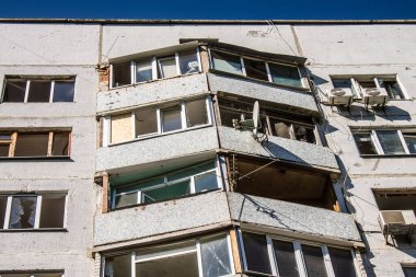 Kharkiv, Ukrayna, 22 Eylül 2024. Rusya 'nın Kharkiv' in Shevchenkivsky ilçesindeki bir yerleşim yerine düzenlediği ve 21 kişinin yaralanmasına ve ciddi hasara yol açan saldırıdan sonra.