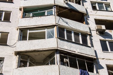 Kharkiv, Ukrayna, 22 Eylül 2024. Rusya 'nın Kharkiv' in Shevchenkivsky ilçesindeki bir yerleşim yerine düzenlediği ve 21 kişinin yaralanmasına ve ciddi hasara yol açan saldırıdan sonra.