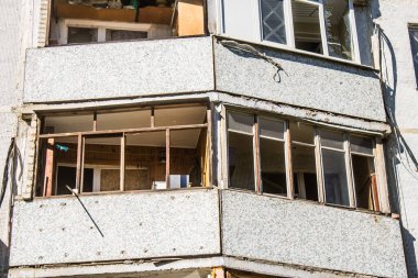 Kharkiv, Ukrayna, 22 Eylül 2024. Rusya 'nın Kharkiv' in Shevchenkivsky ilçesindeki bir yerleşim yerine düzenlediği ve 21 kişinin yaralanmasına ve ciddi hasara yol açan saldırıdan sonra.