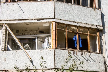 Kharkiv, Ukrayna, 22 Eylül 2024. Rusya 'nın Kharkiv' in Shevchenkivsky ilçesindeki bir yerleşim yerine düzenlediği ve 21 kişinin yaralanmasına ve ciddi hasara yol açan saldırıdan sonra.