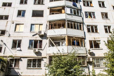 Kharkiv, Ukrayna, 22 Eylül 2024. Rusya 'nın Kharkiv' in Shevchenkivsky ilçesindeki bir yerleşim yerine düzenlediği ve 21 kişinin yaralanmasına ve ciddi hasara yol açan saldırıdan sonra.