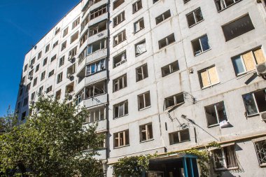 Kharkiv, Ukrayna, 22 Eylül 2024. Rusya 'nın Kharkiv' in Shevchenkivsky ilçesindeki bir yerleşim yerine düzenlediği ve 21 kişinin yaralanmasına ve ciddi hasara yol açan saldırıdan sonra.