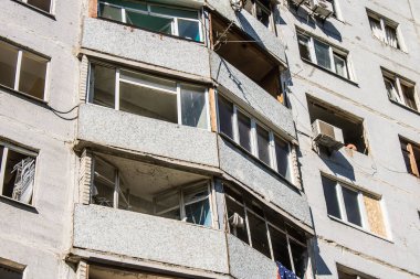 Kharkiv, Ukrayna, 22 Eylül 2024. Rusya 'nın Kharkiv' in Shevchenkivsky ilçesindeki bir yerleşim yerine düzenlediği ve 21 kişinin yaralanmasına ve ciddi hasara yol açan saldırıdan sonra.