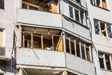 Kharkiv, Ukrayna, 22 Eylül 2024. Rusya 'nın Kharkiv' in Shevchenkivsky ilçesindeki bir yerleşim yerine düzenlediği ve 21 kişinin yaralanmasına ve ciddi hasara yol açan saldırıdan sonra.