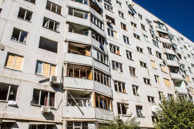 Kharkiv, Ukrayna, 22 Eylül 2024. Rusya 'nın Kharkiv' in Shevchenkivsky ilçesindeki bir yerleşim yerine düzenlediği ve 21 kişinin yaralanmasına ve ciddi hasara yol açan saldırıdan sonra.