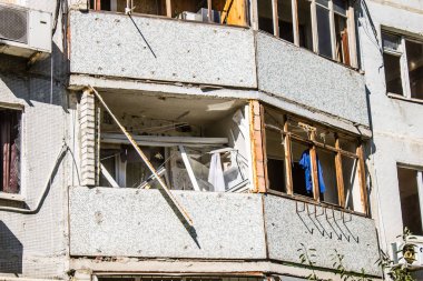 Kharkiv, Ukrayna, 22 Eylül 2024. Rusya 'nın Kharkiv' in Shevchenkivsky ilçesindeki bir yerleşim yerine düzenlediği ve 21 kişinin yaralanmasına ve ciddi hasara yol açan saldırıdan sonra.