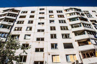 Kharkiv, Ukrayna, 22 Eylül 2024. Rusya 'nın Kharkiv' in Shevchenkivsky ilçesindeki bir yerleşim yerine düzenlediği ve 21 kişinin yaralanmasına ve ciddi hasara yol açan saldırıdan sonra.