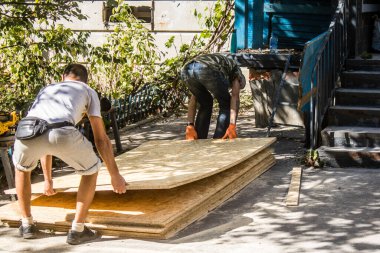 Kharkiv, Ukrayna, 22 Eylül 2024. Rusya 'nın Kharkiv' in Shevchenkivsky ilçesindeki bir yerleşim yerine düzenlediği ve 21 kişinin yaralanmasına ve ciddi hasara yol açan saldırıdan sonra.