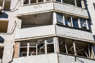 Kharkiv, Ukrayna, 22 Eylül 2024. Rusya 'nın Kharkiv' in Shevchenkivsky ilçesindeki bir yerleşim yerine düzenlediği ve 21 kişinin yaralanmasına ve ciddi hasara yol açan saldırıdan sonra.