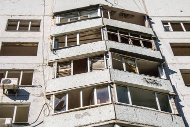 Kharkiv, Ukrayna, 22 Eylül 2024. Rusya 'nın Kharkiv' in Shevchenkivsky ilçesindeki bir yerleşim yerine düzenlediği ve 21 kişinin yaralanmasına ve ciddi hasara yol açan saldırıdan sonra.