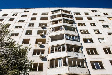 Kharkiv, Ukrayna, 22 Eylül 2024. Rusya 'nın Kharkiv' in Shevchenkivsky ilçesindeki bir yerleşim yerine düzenlediği ve 21 kişinin yaralanmasına ve ciddi hasara yol açan saldırıdan sonra.