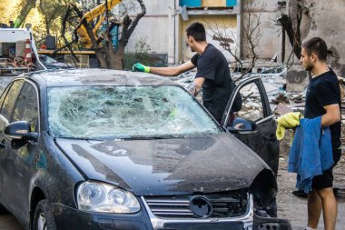 Kharkiv, Ukrayna, 22 Eylül 2024. Rusya 'nın Kharkiv' in Shevchenkivsky ilçesindeki bir yerleşim yerine düzenlediği ve 21 kişinin yaralanmasına ve ciddi hasara yol açan saldırıdan sonra.