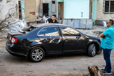 Kharkiv, Ukrayna, 22 Eylül 2024. Rusya 'nın Kharkiv' in Shevchenkivsky ilçesindeki bir yerleşim yerine düzenlediği ve 21 kişinin yaralanmasına ve ciddi hasara yol açan saldırıdan sonra.