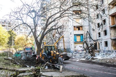 Kharkiv, Ukrayna, 22 Eylül 2024. Rusya 'nın Kharkiv' in Shevchenkivsky ilçesindeki bir yerleşim yerine düzenlediği ve 21 kişinin yaralanmasına ve ciddi hasara yol açan saldırıdan sonra.