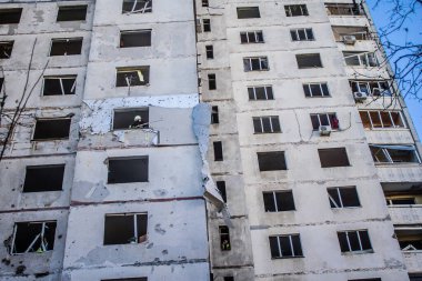 Kharkiv, Ukrayna, 22 Eylül 2024. Rusya 'nın Kharkiv' in Shevchenkivsky ilçesindeki bir yerleşim yerine düzenlediği ve 21 kişinin yaralanmasına ve ciddi hasara yol açan saldırıdan sonra.