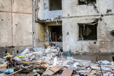 Kharkiv, Ukrayna, 22 Eylül 2024. Rusya 'nın Kharkiv' in Shevchenkivsky ilçesindeki bir yerleşim yerine düzenlediği ve 21 kişinin yaralanmasına ve ciddi hasara yol açan saldırıdan sonra.