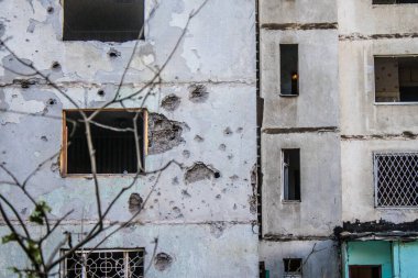 Kharkiv, Ukrayna, 22 Eylül 2024. Rusya 'nın Kharkiv' in Shevchenkivsky ilçesindeki bir yerleşim yerine düzenlediği ve 21 kişinin yaralanmasına ve ciddi hasara yol açan saldırıdan sonra.