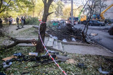 Kharkiv, Ukrayna, 22 Eylül 2024. Rusya 'nın Kharkiv' in Shevchenkivsky ilçesindeki bir yerleşim yerine düzenlediği ve 21 kişinin yaralanmasına ve ciddi hasara yol açan saldırıdan sonra.
