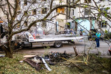 Kharkiv, Ukrayna, 22 Eylül 2024. Rusya 'nın Kharkiv' in Shevchenkivsky ilçesindeki bir yerleşim yerine düzenlediği ve 21 kişinin yaralanmasına ve ciddi hasara yol açan saldırıdan sonra.