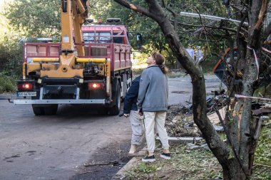 Kharkiv, Ukrayna, 22 Eylül 2024. Rusya 'nın Kharkiv' in Shevchenkivsky ilçesindeki bir yerleşim yerine düzenlediği ve 21 kişinin yaralanmasına ve ciddi hasara yol açan saldırıdan sonra.