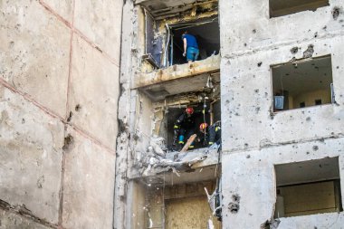 Kharkiv, Ukrayna, 22 Eylül 2024. Rusya 'nın Kharkiv' in Shevchenkivsky ilçesindeki bir yerleşim yerine düzenlediği ve 21 kişinin yaralanmasına ve ciddi hasara yol açan saldırıdan sonra.