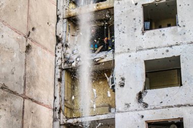 Kharkiv, Ukrayna, 22 Eylül 2024. Rusya 'nın Kharkiv' in Shevchenkivsky ilçesindeki bir yerleşim yerine düzenlediği ve 21 kişinin yaralanmasına ve ciddi hasara yol açan saldırıdan sonra.
