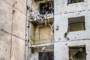 Kharkiv, Ukrayna, 22 Eylül 2024. Rusya 'nın Kharkiv' in Shevchenkivsky ilçesindeki bir yerleşim yerine düzenlediği ve 21 kişinin yaralanmasına ve ciddi hasara yol açan saldırıdan sonra.