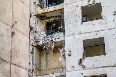 Kharkiv, Ukrayna, 22 Eylül 2024. Rusya 'nın Kharkiv' in Shevchenkivsky ilçesindeki bir yerleşim yerine düzenlediği ve 21 kişinin yaralanmasına ve ciddi hasara yol açan saldırıdan sonra.