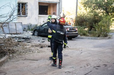 Kharkiv, Ukrayna, 22 Eylül 2024. Rusya 'nın Kharkiv' in Shevchenkivsky ilçesindeki bir yerleşim yerine düzenlediği ve 21 kişinin yaralanmasına ve ciddi hasara yol açan saldırıdan sonra.