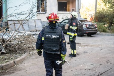 Kharkiv, Ukrayna, 22 Eylül 2024. Rusya 'nın Kharkiv' in Shevchenkivsky ilçesindeki bir yerleşim yerine düzenlediği ve 21 kişinin yaralanmasına ve ciddi hasara yol açan saldırıdan sonra.