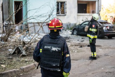 Kharkiv, Ukrayna, 22 Eylül 2024. Rusya 'nın Kharkiv' in Shevchenkivsky ilçesindeki bir yerleşim yerine düzenlediği ve 21 kişinin yaralanmasına ve ciddi hasara yol açan saldırıdan sonra.