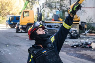 Kharkiv, Ukrayna, 22 Eylül 2024. Rusya 'nın Kharkiv' in Shevchenkivsky ilçesindeki bir yerleşim yerine düzenlediği ve 21 kişinin yaralanmasına ve ciddi hasara yol açan saldırıdan sonra.