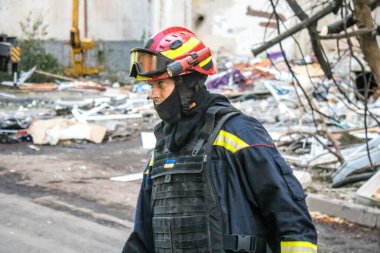 Kharkiv, Ukrayna, 22 Eylül 2024. Rusya 'nın Kharkiv' in Shevchenkivsky ilçesindeki bir yerleşim yerine düzenlediği ve 21 kişinin yaralanmasına ve ciddi hasara yol açan saldırıdan sonra.