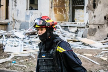 Kharkiv, Ukrayna, 22 Eylül 2024. Rusya 'nın Kharkiv' in Shevchenkivsky ilçesindeki bir yerleşim yerine düzenlediği ve 21 kişinin yaralanmasına ve ciddi hasara yol açan saldırıdan sonra.