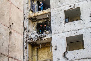 Kharkiv, Ukrayna, 22 Eylül 2024. Rusya 'nın Kharkiv' in Shevchenkivsky ilçesindeki bir yerleşim yerine düzenlediği ve 21 kişinin yaralanmasına ve ciddi hasara yol açan saldırıdan sonra.