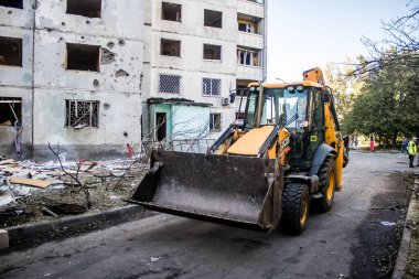 Kharkiv, Ukrayna, 22 Eylül 2024. Rusya 'nın Kharkiv' in Shevchenkivsky ilçesindeki bir yerleşim yerine düzenlediği ve 21 kişinin yaralanmasına ve ciddi hasara yol açan saldırıdan sonra.