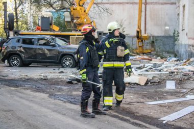 Kharkiv, Ukrayna, 22 Eylül 2024. Rusya 'nın Kharkiv' in Shevchenkivsky ilçesindeki bir yerleşim yerine düzenlediği ve 21 kişinin yaralanmasına ve ciddi hasara yol açan saldırıdan sonra.