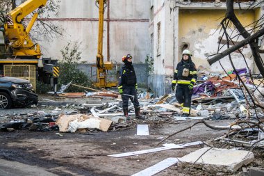 Kharkiv, Ukrayna, 22 Eylül 2024. Rusya 'nın Kharkiv' in Shevchenkivsky ilçesindeki bir yerleşim yerine düzenlediği ve 21 kişinin yaralanmasına ve ciddi hasara yol açan saldırıdan sonra.