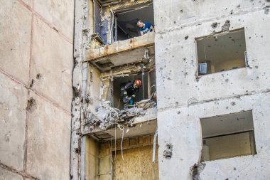 Kharkiv, Ukrayna, 22 Eylül 2024. Rusya 'nın Kharkiv' in Shevchenkivsky ilçesindeki bir yerleşim yerine düzenlediği ve 21 kişinin yaralanmasına ve ciddi hasara yol açan saldırıdan sonra.