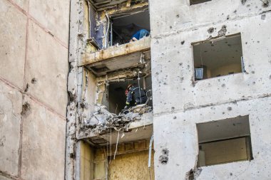 Kharkiv, Ukrayna, 22 Eylül 2024. Rusya 'nın Kharkiv' in Shevchenkivsky ilçesindeki bir yerleşim yerine düzenlediği ve 21 kişinin yaralanmasına ve ciddi hasara yol açan saldırıdan sonra.