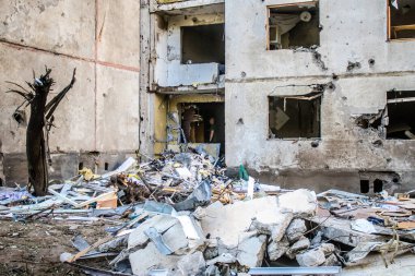 Kharkiv, Ukrayna, 22 Eylül 2024. Rusya 'nın Kharkiv' in Shevchenkivsky ilçesindeki bir yerleşim yerine düzenlediği ve 21 kişinin yaralanmasına ve ciddi hasara yol açan saldırıdan sonra.