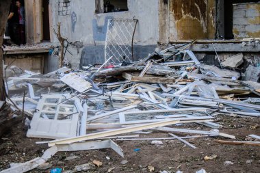 Kharkiv, Ukrayna, 22 Eylül 2024. Rusya 'nın Kharkiv' in Shevchenkivsky ilçesindeki bir yerleşim yerine düzenlediği ve 21 kişinin yaralanmasına ve ciddi hasara yol açan saldırıdan sonra.