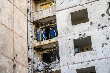 Kharkiv, Ukrayna, 22 Eylül 2024. Rusya 'nın Kharkiv' in Shevchenkivsky ilçesindeki bir yerleşim yerine düzenlediği ve 21 kişinin yaralanmasına ve ciddi hasara yol açan saldırıdan sonra.