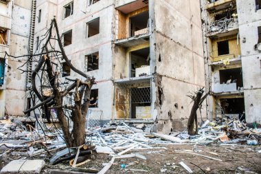 Kharkiv, Ukrayna, 22 Eylül 2024. Rusya 'nın Kharkiv' in Shevchenkivsky ilçesindeki bir yerleşim yerine düzenlediği ve 21 kişinin yaralanmasına ve ciddi hasara yol açan saldırıdan sonra.