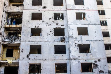 Kharkiv, Ukrayna, 22 Eylül 2024. Rusya 'nın Kharkiv' in Shevchenkivsky ilçesindeki bir yerleşim yerine düzenlediği ve 21 kişinin yaralanmasına ve ciddi hasara yol açan saldırıdan sonra.